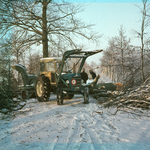 831352 Afbeelding van het in stukken zagen van een omgevallen boom, in de sneeuw, op een onbekende locatie.